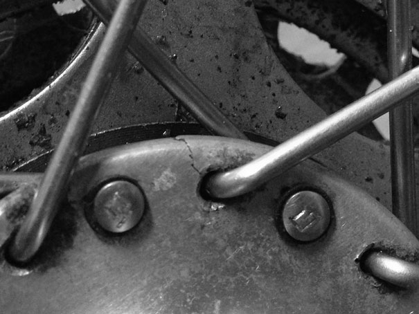 Cracked Campagnolo Record Hub with hairline crack